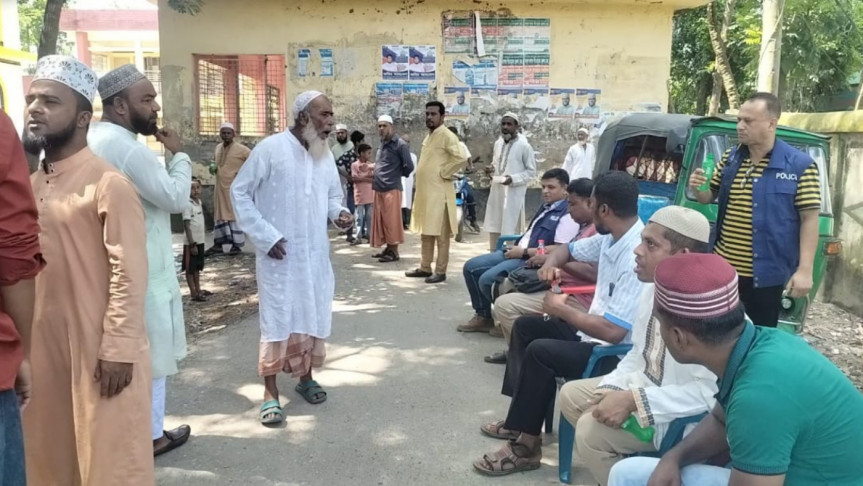 ব্রাহ্মণবাড়িয়ায় পুলিশ পাহারায় মসজিদে জুমার নামাজ আদায়